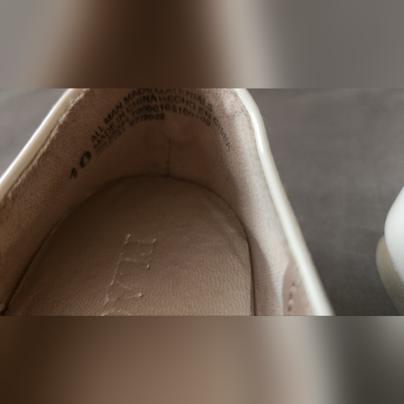 Shoes - Picture 4 of 9